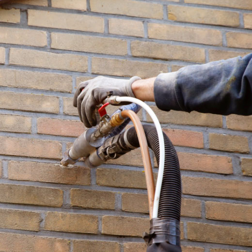 Spouwmuur wordt geïsoleerd in Almelo